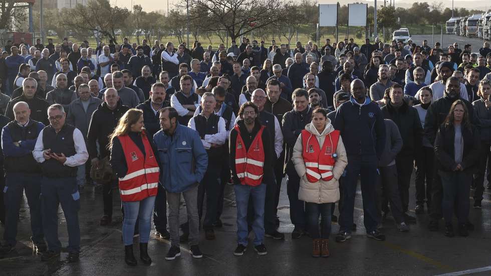 O Sindicato dos Trabalhadores das Indústrias Transformadoras, Energia e Actividades do Ambiente do Sul (SITE Sul) realiza plenários de trabalhadores da VW Autoeuropa e de todas as empresas do Parque Industrial, fornecedoras e prestadoras de serviços nos dias 28 e 29, Setúbal, 28 de janeiro de 2025. O sindicato pretende, desta forma - como anunciou no dia 16, numa reunião com organizações representativas dos trabalhadores - discutir coletivamente as reivindicações para 2025, os ritmos e cargas de trabalho e o desenvolvimento da luta pelo reconhecimento das profissões de desgaste rápido e a melhoria das condições de trabalho para todos os trabalhadores em regime de turnos e trabalho noturno. Participa nos plenários o secretário-geral da CGTP-IN, Tiago Oliveira.  MIGUEL A. LOPES/LUSA