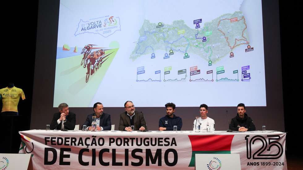O ciclista João Almeida (2D) da UAE-Emirates, acompanhado pelos ciclistas Filippo Gama (3D) da Ineo e Julian Alaphilippe (D) da Tudor durante a conferência de imprensa  de antevisão da 51ª Volta ao Algarve, Portimão, 17 de fevereiro de 2025. LUÍS FORRA/LUSA