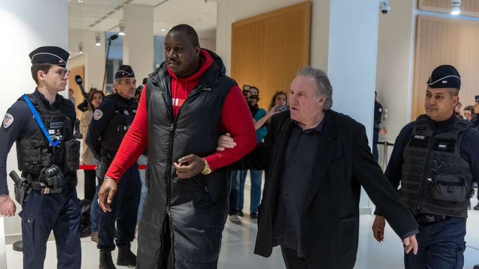 epa11992015 French actor Gerard Depardieu (CR) leaves the Courtroom after a suspension during the fourth day of his trial in Paris, France, 27 March 2025. Depardieu stands trial over charges of sexual assault against two women on the set of the film 'Les Volets Verts' in 2021.  EPA/CHRISTOPHE PETIT TESSON