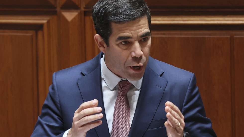 O ministro da Presidência, António Leitão Amaro, intervém no debate de urgência, requerido pelo Chega, sobre "o descontrolo na atribuição de nacionalidade e na necessidade de limitar o reagrupamento familiar", na Assembleia da República, em Lisboa, 25 de junho de 2025. MANUEL DE ALMEIDA/LUSA