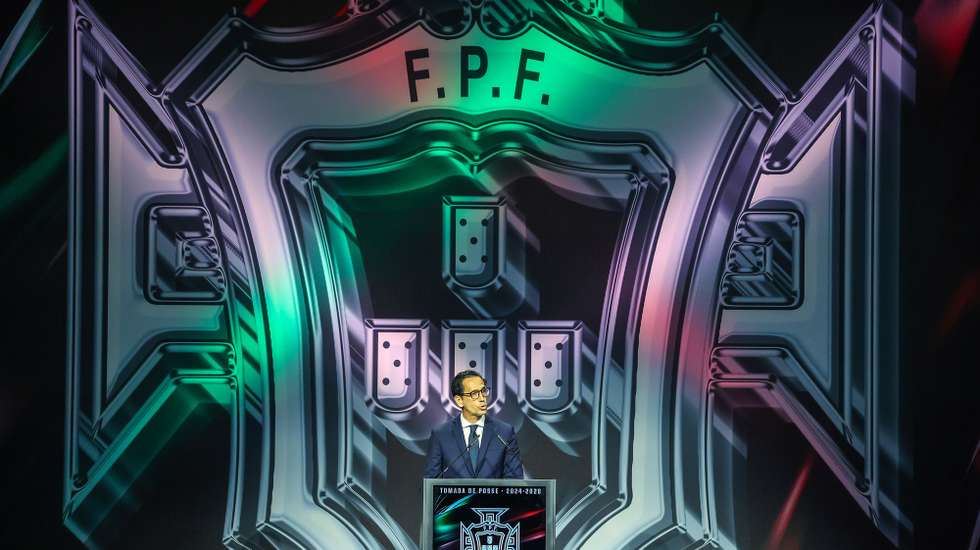 O novo presidente da Federação Portuguesa de Futebol (FPF), Pedro Proença, discursa na cerimónia de tomada de posse dos novos órgãos sociais da FPF, na Cidade do Futebol, em Oeiras, 24 de fevereiro de 2025. Pedro Proença assume hoje a presidência da Federação Portuguesa de Futebol para o quadriénio 2024-2028, sucedendo a Fernando Gomes. MANUEL DE ALMEIDA/LUSA
