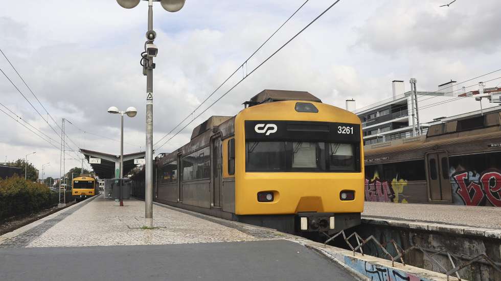 Estação de Algés em dia de greve da CP convocada pelas organizações representativas dos trabalhadores para exigir aumentos salariais e a implementação do acordo de reestruturação das tabelas salariais nos termos em que foi negociado e acordado, Lisboa, 07 de maio de 2025. ANTÓNIO COTRIM/LUSA