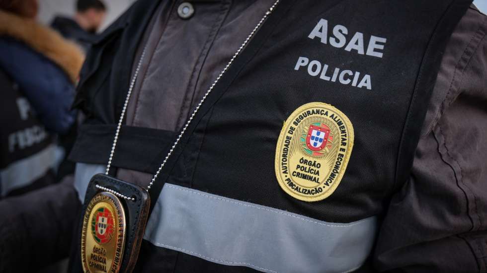 Inspetores da ASAE, durante uma operação de controlo e verificação das condições de Higiene e Segurança Alimentar das mercadorias alimentares (azeite, carnes, pescado, produtos de panificação, etc) em circulação bem como a deteção de eventuais ilícitos relacionados com as mercadorias em trânsito (contrafação, entre outros)  com consequências diretas para o consumidor final realizada no acesso à ponte 25 de Abril, Almada, 3 de Abril de 2025. RUI MINDERICO/LUSA