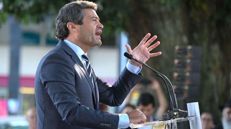 O presidente do Chega, André Ventura, intervém durante a sessão de apresentação da candidatura do candidato à presidência da Câmara Municipal do Porto Miguel Côrte-Real (ausente na fotografia), que decorreu na Praça Francisco Sá Carneiro, no Porto, 23 de julho de 2025. FERNANDO VELUDO/LUSA