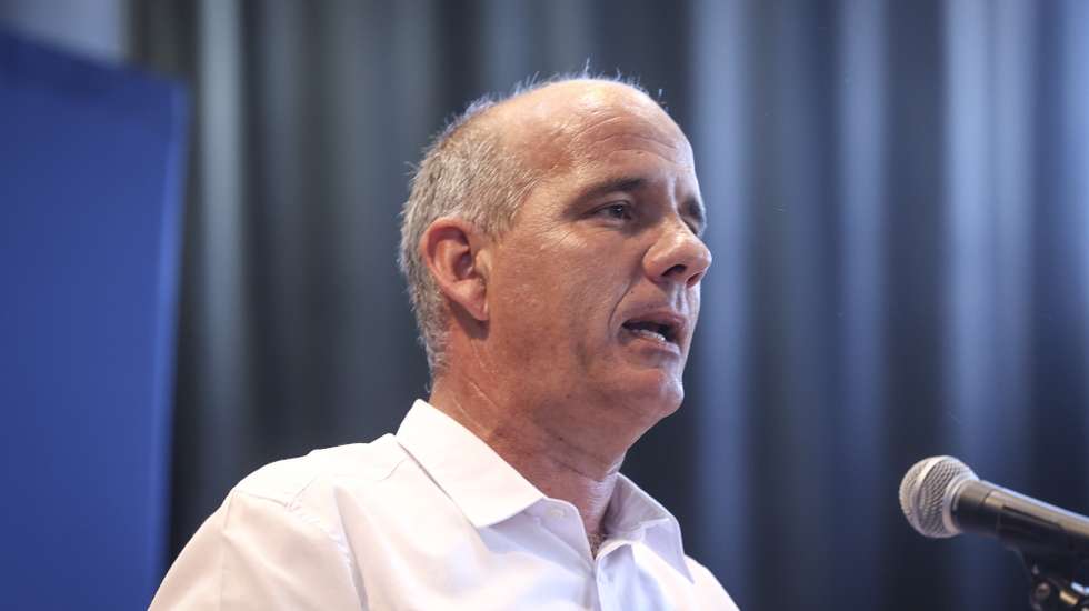 O secretário-geral do Partido Comunista Português (PCP), Paulo Raimundo, intervém durante o almoço e sessão de apresentação dos candidatos da Coligação Democrática Unitária (CDU) ao concelho de Cascais, na Sociedade Recreativa Outeirense, em São Domingos de Rana, Cascais, 27 de julho de 2025. ANTÓNIO PEDRO SANTOS/LUSA