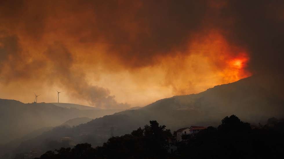 As chamas consomem floresta durante um incêndio perto da Aldeia de Galegos da Serra no concelho de Vila Real, 5 de agosto de 2025. Cinco reativações no incêndio de Vila Real registaram-se hoje à tarde, com o de Galegos da Serra a causar mais preocupações por se aproximar da aldeia onde foi feito o confinamento da população. PEDRO SARMENTO COSTA/LUSA