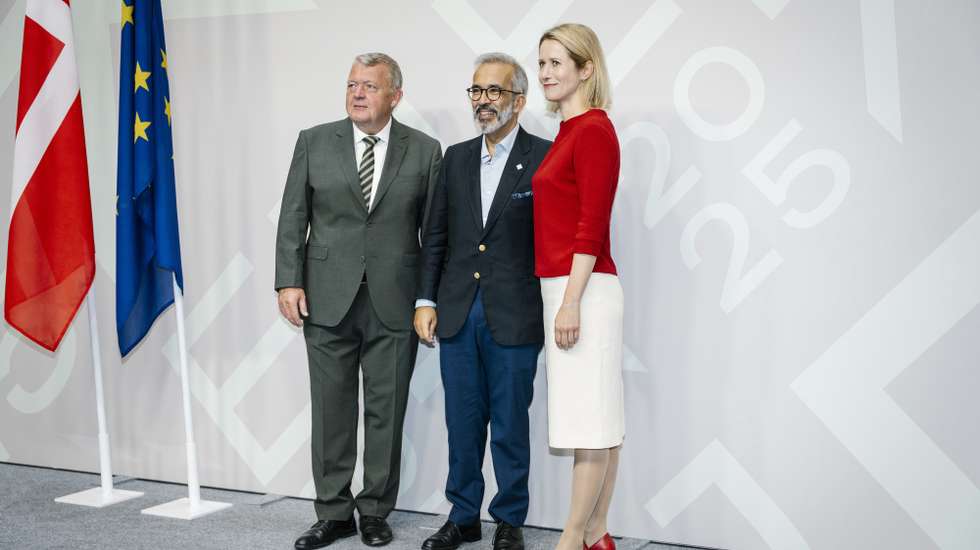 epa12335707 Danish Foreign Minister Lars Lokke Rasmussen (L) and EU High Representative for Foreign Affairs and Security Policy, Kaja Kallas (R), welcome Portugal's Foreign Minister Paulo Rangel (C) prior to an informal EU foreign ministers' meeting in Copenhagen, Denmark, 30 August 2025. The meeting is organized as part of the Danish EU presidency.  EPA/EMIL NICOLAI HELMS  DENMARK OUT