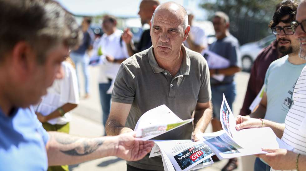 O secretario-geral do Partido Comunista  Português (PCP), Paulo Raimundo (C), em ação de contacto com os trabalhadores da OGMA-Indústria Aeronáutica de Portugal, junto à entrada das instalações da empresa em Alverca, 09 de setembro de 2025. FILIPE AMORIM/LUSA