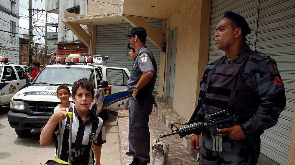 epa000296850 Rio de Janeiro's police members patrol in the slums of Vidigal in Rio de Janeiro, Monday 18 October 2004. During the last days this Rio's southern shanty town has been the stage of conflicts between drug traffickers and suppliers fighting for the best points of sale in the city.  EPA/MARCELO SAYAO