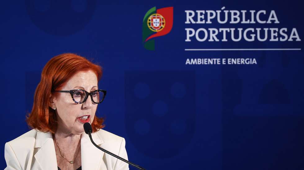 A ministra do Ambiente e Energia, Maria da Graça Carvalho, intervém na conferência de imprensa de apresentação do E-LAR e do Bairros + Sustentáveis, programas para tornar as casas mais eficientes e de combate à pobreza energética, em Lisboa, 05 de agosto de 2025. RODRIGO ANTUNES/LUSA