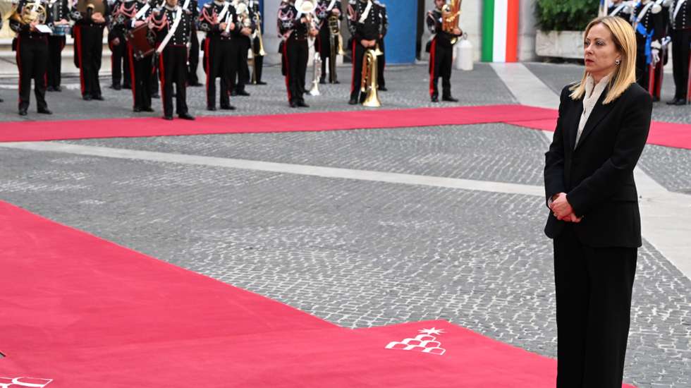 epa12453259 Italian Prime Minister Giorgia Meloni, awaits the arrival of Paraguayan President Santiago Pena Palacios, at Palazzo Cigi in Rome, Italy, 14 October 2025.  EPA/MAURIZIO BRAMBATTI