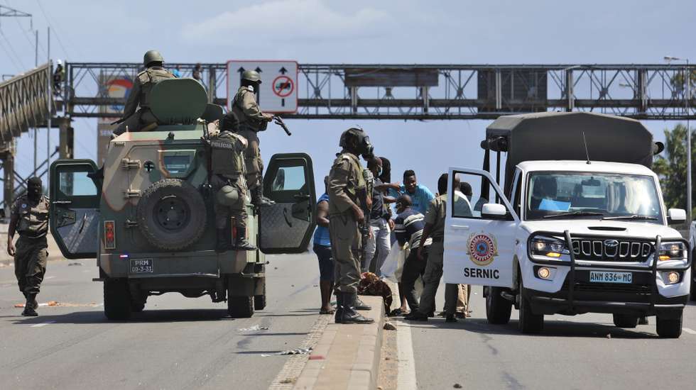 Populares impedem a polícia moçambicana de levar o corpo de um jovem supostamente baleado pela corporação em Maputo, Moçambique, 18 de março de 2025. Um jovem foi hoje baleado em Maputo, um novo caso relacionado com a agitação social pós-eleitoral, com populares a responsabilizarem a polícia e a carregarem o corpo para a Estrada Nacional 4 (N4), levando à carga policial. LUÍSA NHANTUMBO/LUSA