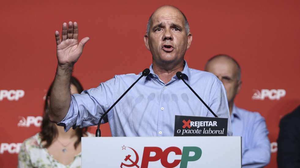 O secretário-geral do Partido Comunista Português (PCP), Paulo Raimundo, intervém durante o comício "Outro rumo para o país. Rejeitar o pacote laboral, a exploração e as injustiças", na Voz do Operário, em Lisboa, 23 de outubro de 2025.  MIGUEL A. LOPES/LUSA