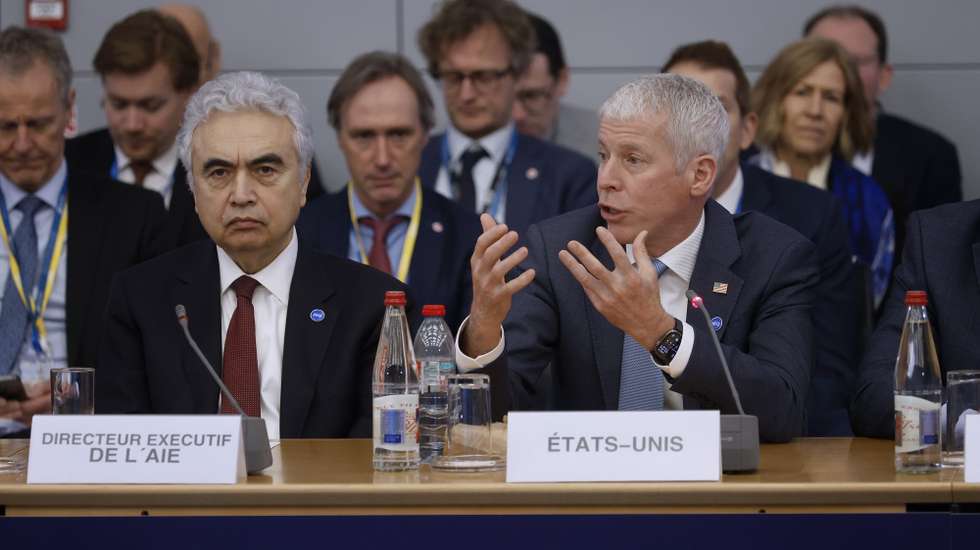 epa12753184 US Energy Secretary Chris Wright (R) delivers a speech next to Executive Director of the International Energy Agency (IEA) Fatih Birol (L) during the IEA Ministerial Meeting at the OECD in Paris, France, 18 February 2026.  EPA/YOAN VALAT