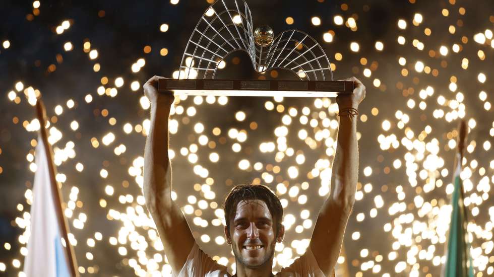 epa12770588 Argentine Tomas Martin Etcheverry lifts the trophy after winning the singles final of the Rio Open at Quadra Guga Kuerten in Rio de Janeiro, Brazil, 22 February 2026. Etcheverry wins his first ATP title after coming from behind in the final.  EPA/Antonio Lacerda