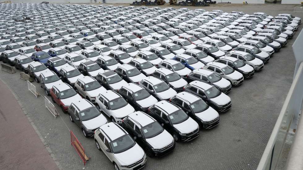 Veículos da Volkswagen, modelo T-Roc, provenientes da fábrica da Autoeuropa, em Palmela, aguardam no Terminal de Carga Geral e de Granéis de Leixões (TCGL) do porto Leixões, pela chegada de um navio para serem exportados , Matosinhos, 17 de fevereiro de 2023. É ao ritmo de 115 carros recebidos por dia que o porto de Leixões aguarda a chegada de um navio que exporte os veículos vindos da Autoeuropa, em Palmela, escoados pelo Norte devido à crise dos semicondutores. (ACOMPANHA TEXTO DA LUSA DO DIA 21 DE FEVEREIRO DE 2023). FERNANDO VELUDO/LUSA