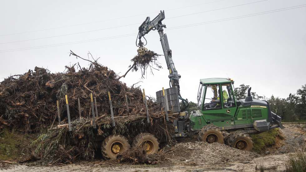 Um trabalhador florestal procede à remoção de árvores, destruídas pelo mau tempo, com uma máquina pesada, em Coruche, 09 de fevereiro de 2026. Quinze pessoas morreram em Portugal desde 28 de janeiro na sequência da passagem das depressões Kristin, Leonardo e Marta, que provocaram também muitas centenas de feridos e desalojados. ANTÓNIO PEDRO SANTOS/LUSA