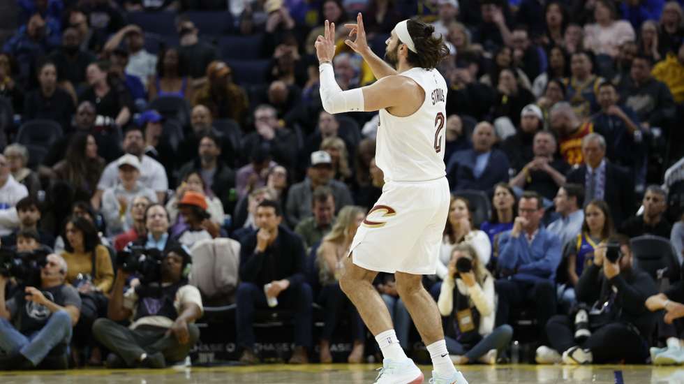 epa12866816 Cleveland Cavaliers guard/forward Max Strus reacts after shooting a three point basket during the second half of the NBA game between the Cleveland Cavaliers and the Golden State Warriors in San Francisco, California, USA, 02 April 2026.  EPA/JOHN G. MABANGLO  SHUTTERSTOCK OUT