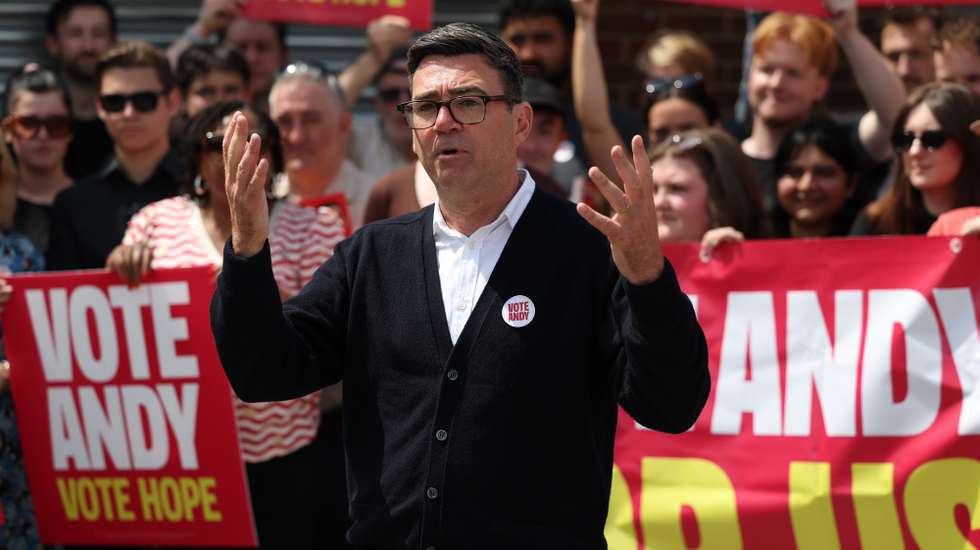 epa13046585 Labour candidate Andy Burnham (C) addresses his supporters at the party headquarters in Wigan, Britain, 18 June 2026. A by-election is being held in the Parliamentary constituency of Makerfield, triggered by Labour MP Josh Simons stepping down to allow Mayor of Greater Manchester Andy Burnham to stand.  EPA/ADAM VAUGHAN