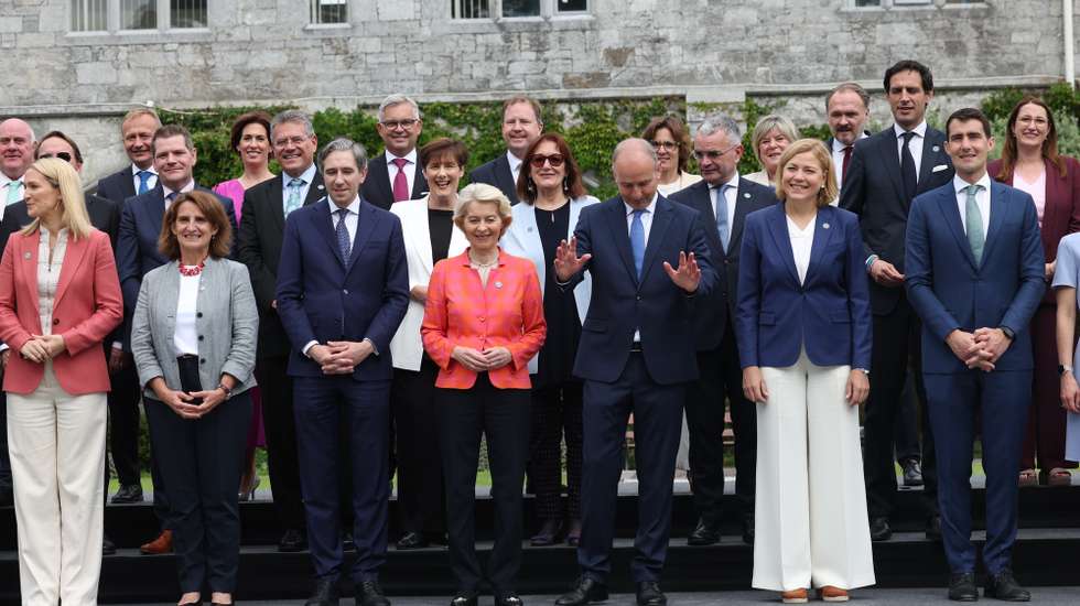 epa13082925 (L-R) Irish Minister for Foreign Affairs Helen McEntee,  Executive Vice-President of the European Commison for Clean, Just and Competitive Transition Teresa Ribera, Irish Tánaiste and Minister for Finance Simon Harris, European Commission President Ursula von der Leyen,  Irish Taoiseach Michael Martin and Executive Vice-President of the European Commision for Technological Sovereignity, Security and Democracy Henna Virkkunen pose for a family photograph with EU Commisioners and Irish Ministers during the visit of the College of EU Commisioners at University College, Cork, Ireland, 03 July 2026. Ireland holds the Presidency of the Council of the European Union until the end of 2026.  EPA/DAMIEN EAGERS