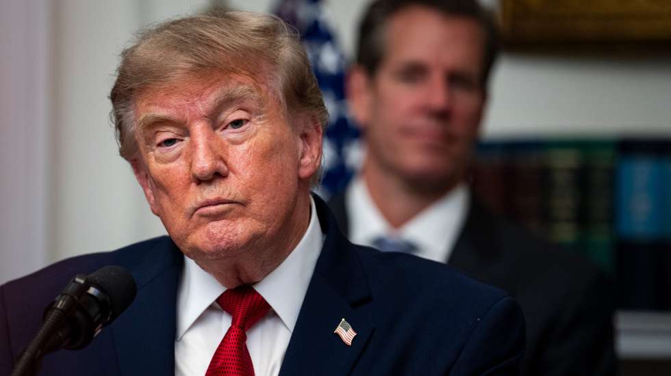 epa13179629 US President Donald Trump (C) speaks during a meeting with crypto and prediction market executives in the Roosevelt Room of the White House in Washington, DC, USA, 19 August 2026.  EPA/AL DRAGO / POOL