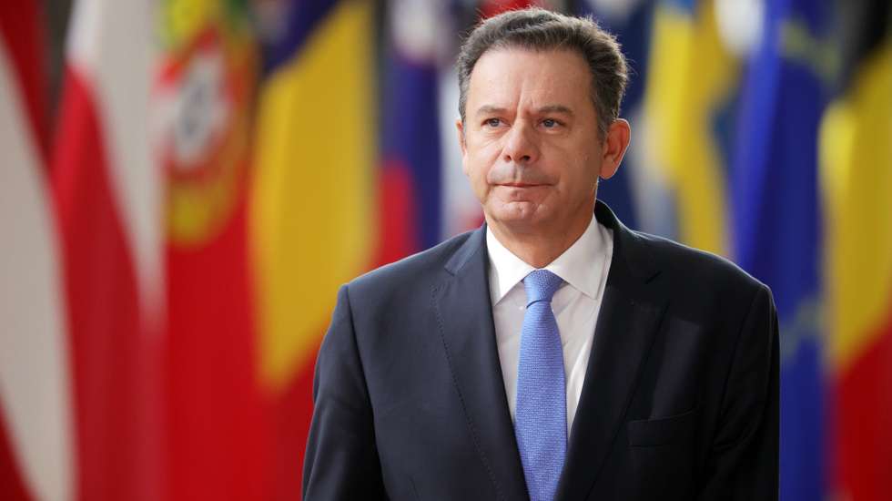 epa13305626 Portuguese Prime Minister Luis Montenegro arrives for a European Council summit in Brussels, Belgium, 15 October 2026. European Union (EU) heads of state and government are meeting for a two-day summit on 15 and 16 October 2026 focusing on European competitiveness and energy prices, the EU's long-term budget for 2028-2034, continued support for Ukraine, European security and defence, migration, enlargement and reforms, and developments in the Middle East.  EPA/OLIVIER MATTHYS