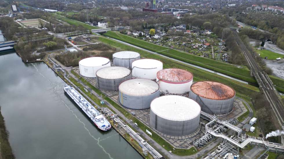epa12827728 An aerial photo shows a tanker at the fuel depot of Aral at the Ruhr Oel petroleum refineries of BP Gelsenkirchen GmbH in Gelsenkirchen, Germany, 17 March 2026. Due to the escalating conflict in the Middle East, the international oil benchmark Brent Crude surged past 100 US dollars per barrel.  EPA/CHRISTOPHER NEUNDORF