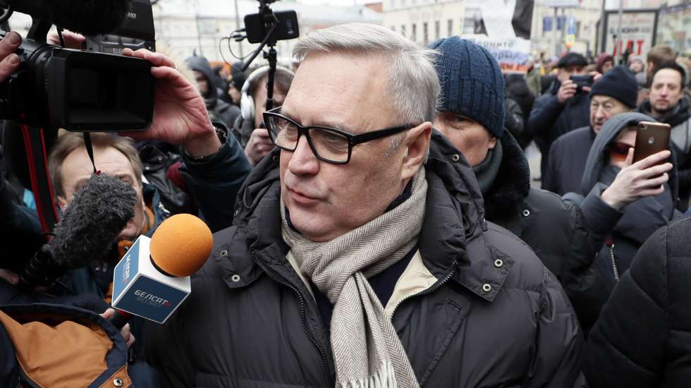 epa08258389 Former Russian Prime Minister Mikhail Kasyanov (C) takes part in a memorial march for Boris Nemtsov to mark the fifth anniversary of his assassination in Moscow, Russia, 29 February 2020. Nemtsov was a liberal politician and prominent critic of Russian President Vladimir Putin who was assassinated on 27 February 2015 in Moscow.  EPA/YURI KOCHETKOV