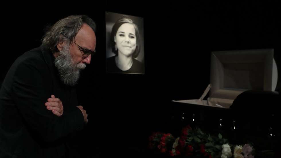 epa10134318 Russian political philosopher Alexander Dugin, leader of the International Eurasian Movement, attends a mourning ceremony for his daughter, Russian journalist and political scientist Darya Dugina (Platonova), at the Ostankino Television Technical Center in Moscow, Russia, 23 August 2022. Dugina, 29, died on 20 August when the car she was driving blew up on a highway near Moscow.  EPA/MAXIM SHIPENKOV