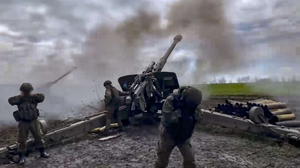 epa10298075 A handout photo made available by the Russian Defence Ministry Press-Service on 10 November 2022 shows Russian servicemen of Russia's Central Military District firing artillery at an undisclosed location in the Donetsk region, eastern Ukraine. On 24 February 2022 Russian troops entered the Ukrainian territory in what the Russian president declared a 'Special Military Operation', starting an armed conflict that has provoked destruction and a humanitarian crisis.  EPA/RUSSIAN DEFENCE MINISTRY PRESS SERVICE HANDOUT -- MANDATORY CREDIT -- BEST QUALITY AVAILABLE -- HANDOUT EDITORIAL USE ONLY/NO SALES