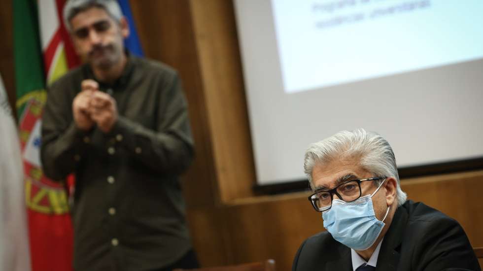 O secretário de Estado Adjunto e da Saúde, António Lacerda Sales, intervém durante a conferência de imprensa de atualização de apresentação das medidas a implementar na região de Lisboa e Vale do Tejo no combate à covid-19, no Instituto Nacional de Saúde Doutor Ricardo Jorge, em Lisboa, 25 de maio de 2021. RODRIGO ANTUNES/LUSA
