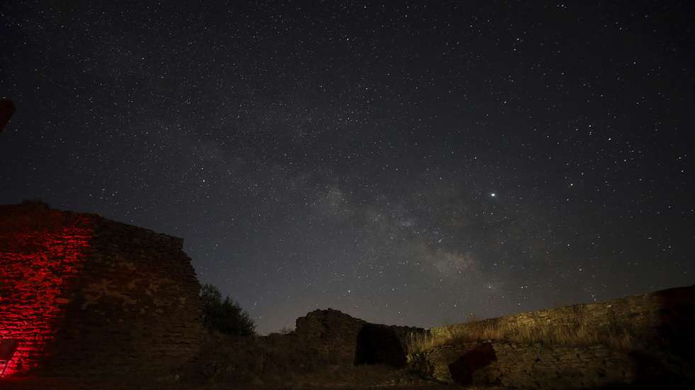 O céu visto do Castelo de Noudar integrado no turismo de estrelas que tem vindo a conquistar cada vez mais interesse na zona fronteiriça de Barrancos, 5 de julho de 2019. (ACOMPANHA TEXTO DE 20/07/2019) CARLOS GARCIA/EFE/LUSA