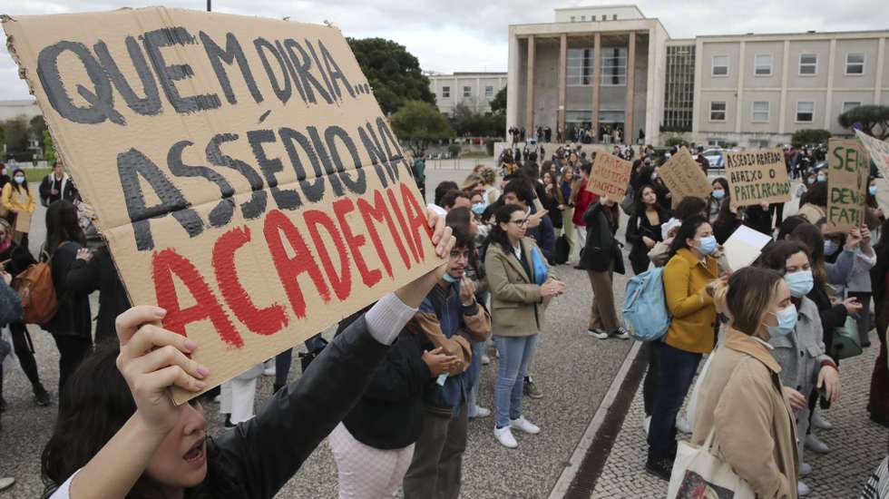 Manifestação junto à Reitoria da Universidade de Lisboa "Contra o Assédio nas Universidades", convocada pelo Movimento contra o Assédio no Meio Académico, cujo objetivo é a consciencialização dos estudantes e da restante comunidade académica, a recolha de informação real e atual, promoção do um debate apelativo a uma postura reivindicativa dos estudantes e a apresentação de propostas de combate ao assédio nas universidades, a apresentar às instituições, Lisboa, 07 de abril de 2022.  MANUEL DE ALMEIDA/LUSA
