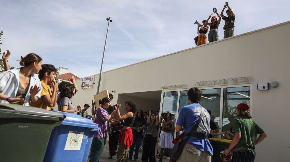 Um grupo de alunos do Liceu Camões em Lisboa protesta pelo “fim aos fósseis até 2030 em Portugal” e pela “eletricidade 100% renovável e acessível para todas as famílias até 2025”, uma ação promovida pelo movimento Greve Climática Estudantil (GCE) e movimento “Fim ao Fóssil: Ocupa!”, em Lisboa, 02 de maio de 2023. FILIPE AMORIM/LUSA