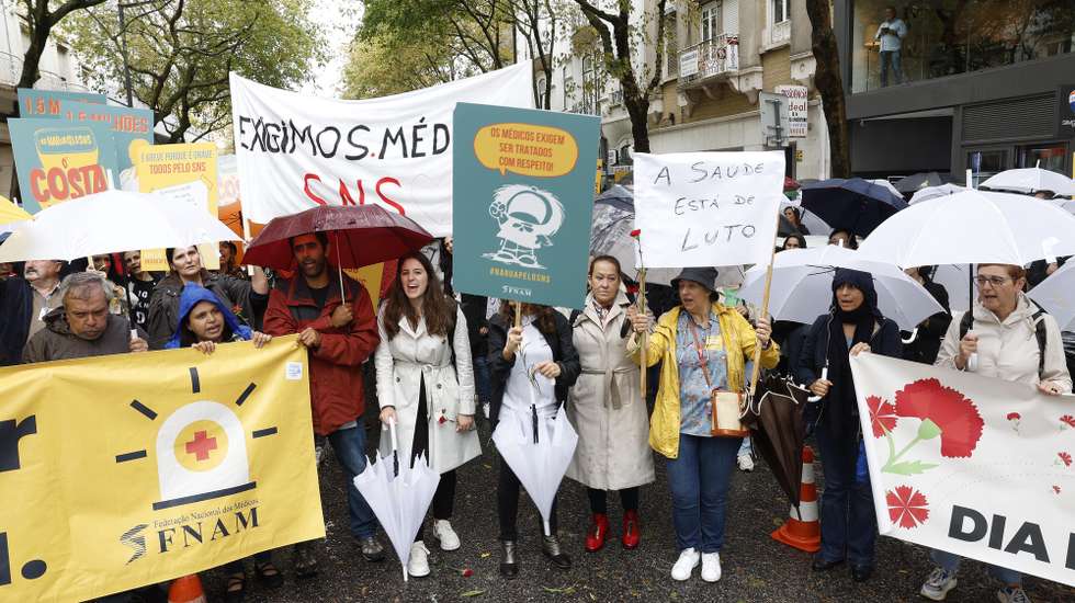 Médicos protestam durante uma ação de luta, no primeiro dia de hoje dois dias de greve convocada pela Federação Nacional dos Médicos (FNAM), em defesa da carreira médica e do Serviço Nacional de Saúde (SNS), em frente ao Ministério da Saúde, em Lisboa, 17 de outubro de 2023. ANTÓNIO PEDRO SANTOS/LUSA