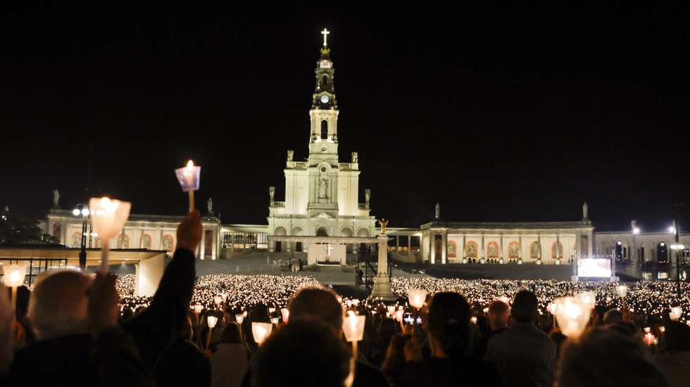 Fieis participam na Procissão da Velas durante as cerimónias religiosas de 12 e 13 de outubro no Santuário de Fátima, 12 de outubro de 2023. PAULO CUNHA/LUSA
