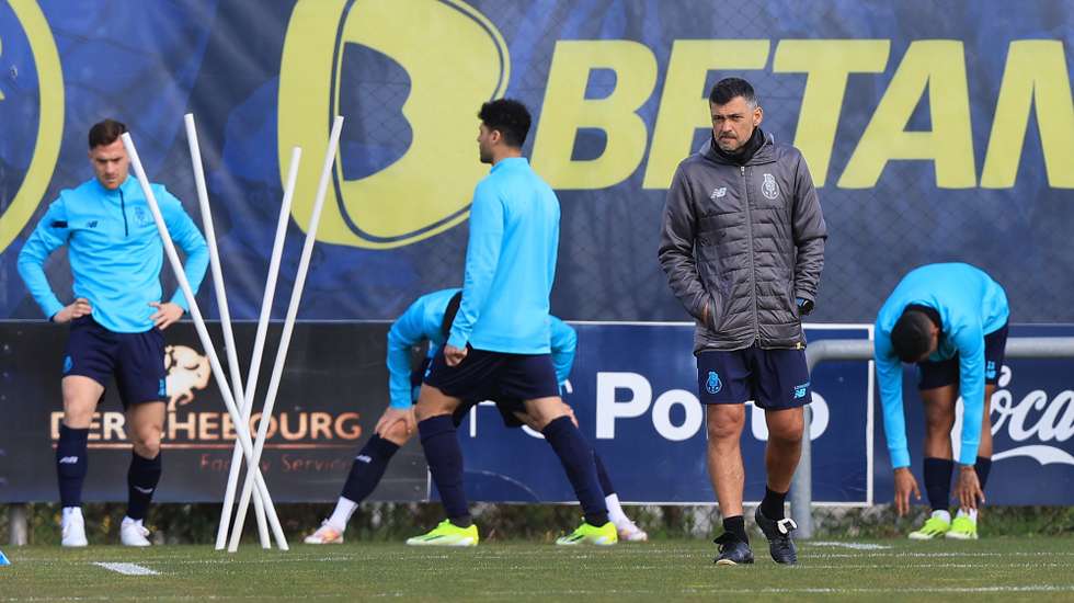 epa11214229 FC Porto's head coach Sergio Conceicao (2-R) attends the team's training session at Olival training centre in Vila Nova de Gaia, near Porto, Portugal, 11 March 2024. FC Porto will face Arsenal in the Champions League round of 16 second leg match on 12 March 2024.  EPA/ESTELA SILVA