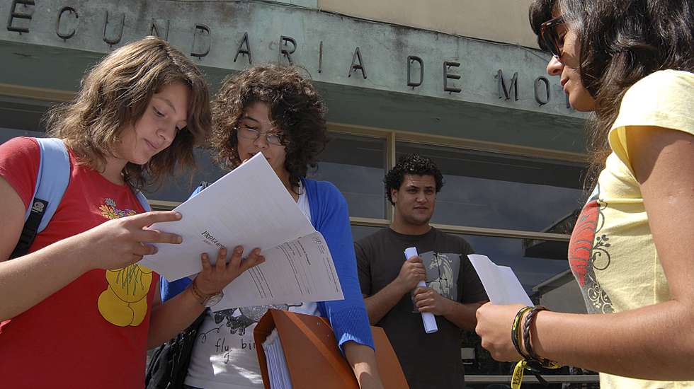 Alunos da Escola Secundária de Monserrate, consideraram hoje que o exame de Português do 12º ano  era fácil e pouco exigente, em Viana do Castelo, 16 de Junho de 2009. ARMENIO BELO/LUSA