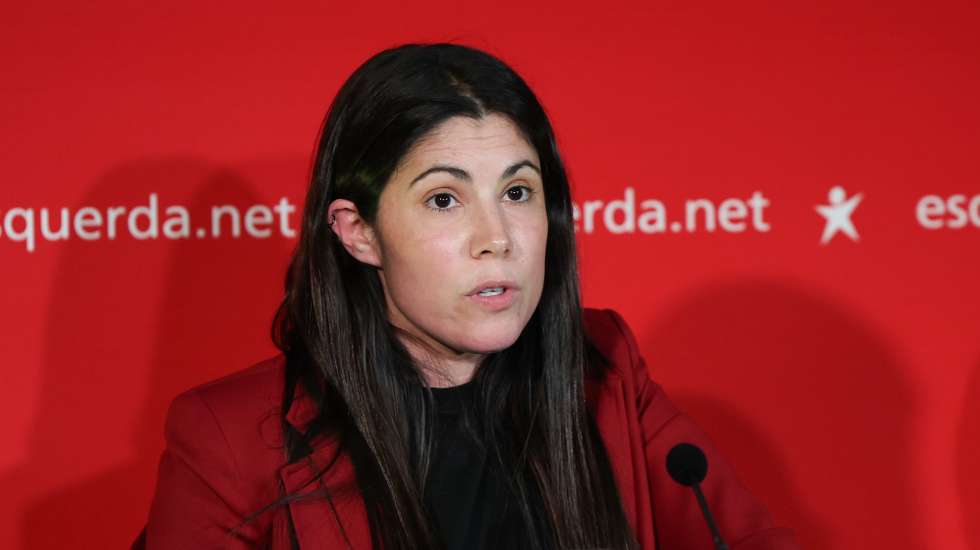 epa11401315 Leader of the Left Block (BE) Mariana Mortagua speaks at the party electoral headquarters after knowing the first projections of the European elections night in Lisbon, Portugal, 09 June 2024. More than 10.8 million registered voters in Portugal and abroad go to the polls on 09 June to choose 21 of the European Parliament's 720 members.  EPA/ANTONIO COTRIM