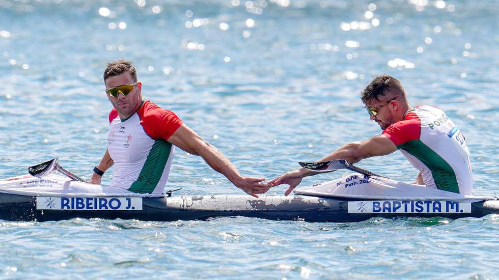 Os canoístas portugueses João Ribeiro (E) e Messias Baptista (D) reagem após terminarem da prova da final de K2 500 metros em sexto, nos Jogos Olímpicos de Paris, em Paris, França, 09 de agosto de 2024. HUGO DELGADO/LUSA