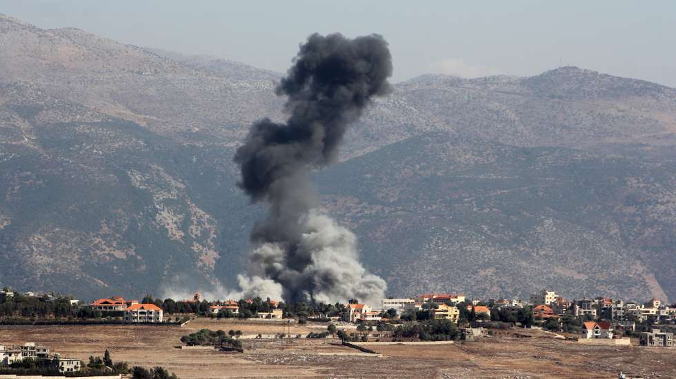 epa11649552 Smoke rises following Israeli military strike on Khiam town, near Lebanese Israeli border, Lebanon, 08 October 2024. According to the Lebanese Ministry of Health, more than 2,000 people have been killed and over 9,800 others have been injured in Lebanon since Israel expanded its military operations to Lebanon in September 2024.  EPA/STR