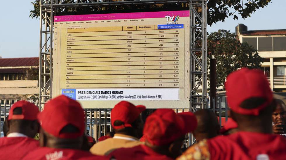 A Comissão Nacional de Eleições (CNE) divulgou hoje os resultados do apuramento geral das eleições de 09 de outubro – presidenciais, legislativas e para as assembleias provinciais -, anunciando a vitória da Frente de Libertação de Moçambique (Frelimo, no poder), com mais 11 deputados do que os que já possuía no parlamento, e do seu candidato presidencial, Daniel Chapo, com 70,67% dos votos, resultados que ainda carecem da validação do Conselho Constitucional, Maputo, Moçambique, 24 de outubro de 2024. LUÍSA NHANTUMBO/LUSA