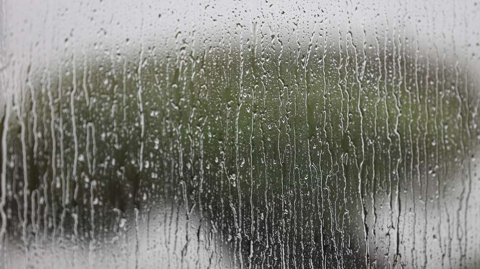 Água da chuva escorre por uma janela, em Lisboa, 15 de outubro de 2024. Mau tempo. Clima. Alterações climáticas. Chuva. Intempéries. ANTÓNIO PEDRO SANTOS/LUSA