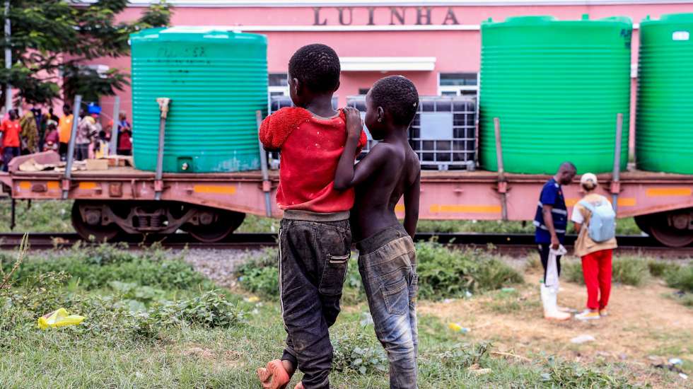 Crianças na localidade de Luinha, na comuna da Canhoca na província do Kwanza Norte, sujeita a cerca sanitária devido a um surto de cólera, Luinha, Angola, 20 de março de 2025.  (ACOMPANHA TEXTO DE 22-03-2025)  AMPE ROGÉRIO/LUSA