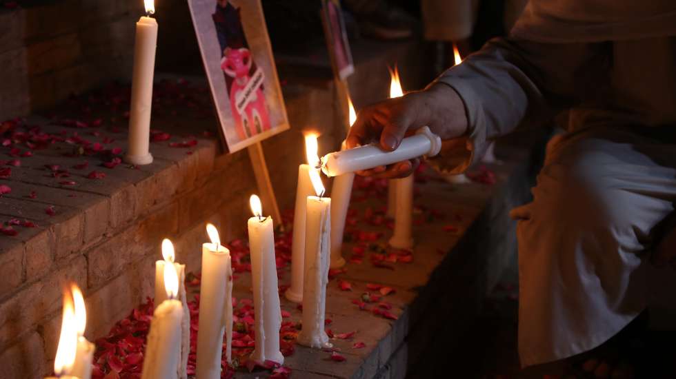 epa12081310 People attend a candlelight vigil in remembrance of the victims in front of the paramilitary FC headquarters, after India launched missile strikes in Pakistan, in Peshawar, Pakistan, 07 May 2025. India said it conducted military strikes on nine sites in Pakistan in retaliation for a deadly militant attack on tourists in India-administered Kashmir.  EPA/BILAWAL ARBAB