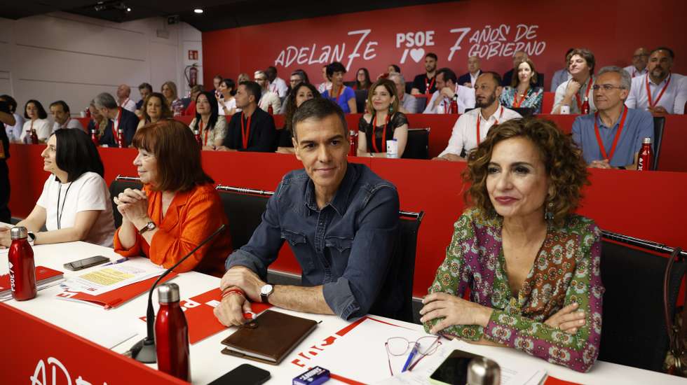 epa12217494 A handout photo made available by the Spanish Socialist Workers' Party (PSOE) shows Spanish Prime Minister Pedro Sanchez and his Deputy Prime Minister Maria Jesus Montero attending the PSOE Federal Committee in Madrid, Spain, 05 July 2025.  EPA/Pablo Blazquez Dominguez HANDOUT  HANDOUT EDITORIAL USE ONLY/NO SALES