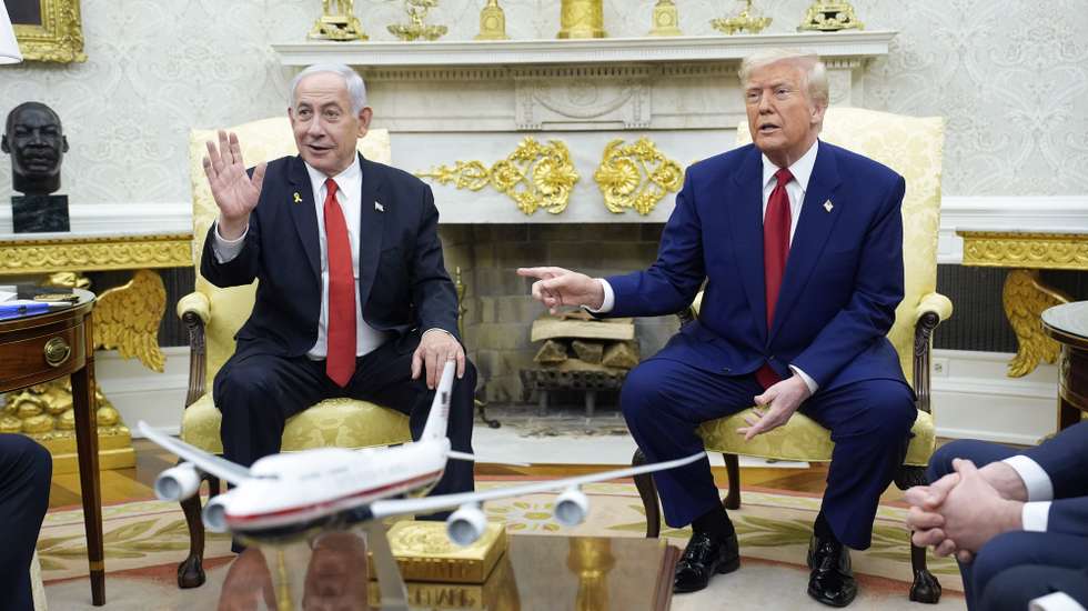 epa12016869 US President Donald Trump (R) meets with Prime Minister Benjamin Netanyahu (L) of Israel in the Oval Office of the White House in Washington, DC, USA, 07 April 2025.  EPA/YURI GRIPAS / POOL