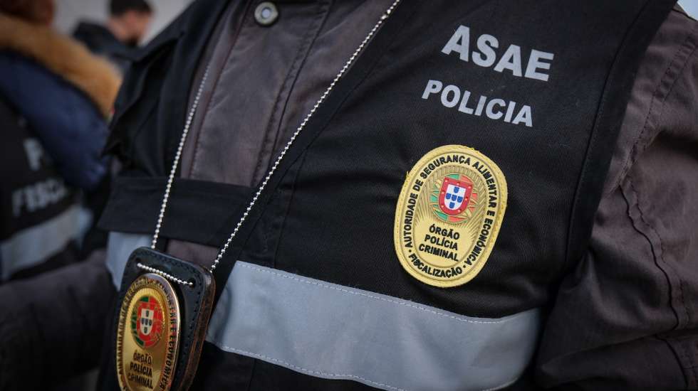 Inspetores da ASAE, durante uma operação de controlo e verificação das condições de Higiene e Segurança Alimentar das mercadorias alimentares (azeite, carnes, pescado, produtos de panificação, etc) em circulação bem como a deteção de eventuais ilícitos relacionados com as mercadorias em trânsito (contrafação, entre outros)  com consequências diretas para o consumidor final realizada no acesso à ponte 25 de Abril, Almada, 3 de Abril de 2025. RUI MINDERICO/LUSA