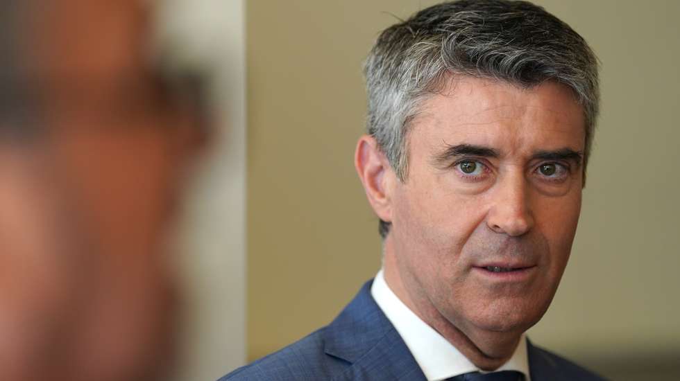 O secretário-geral do Partido Socialista (PS), José Luís Carneiro (C), durante a visita ao DST Group, sob o tema da emergência habitacional em Portugal, em Braga, 28 de julho de 2025. HUGO DELGADO/LUSA