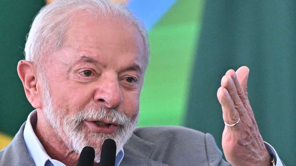 epa12277790 Brazilian President Luiz Inacio Lula da Silva speaks during a ceremony for the delivery of new homes under the 'Minha Casa, Minha Vida' housing program at the Planalto Palace in Brasilia, Brazil, 01 August 2025.  EPA/ANDRE BORGES